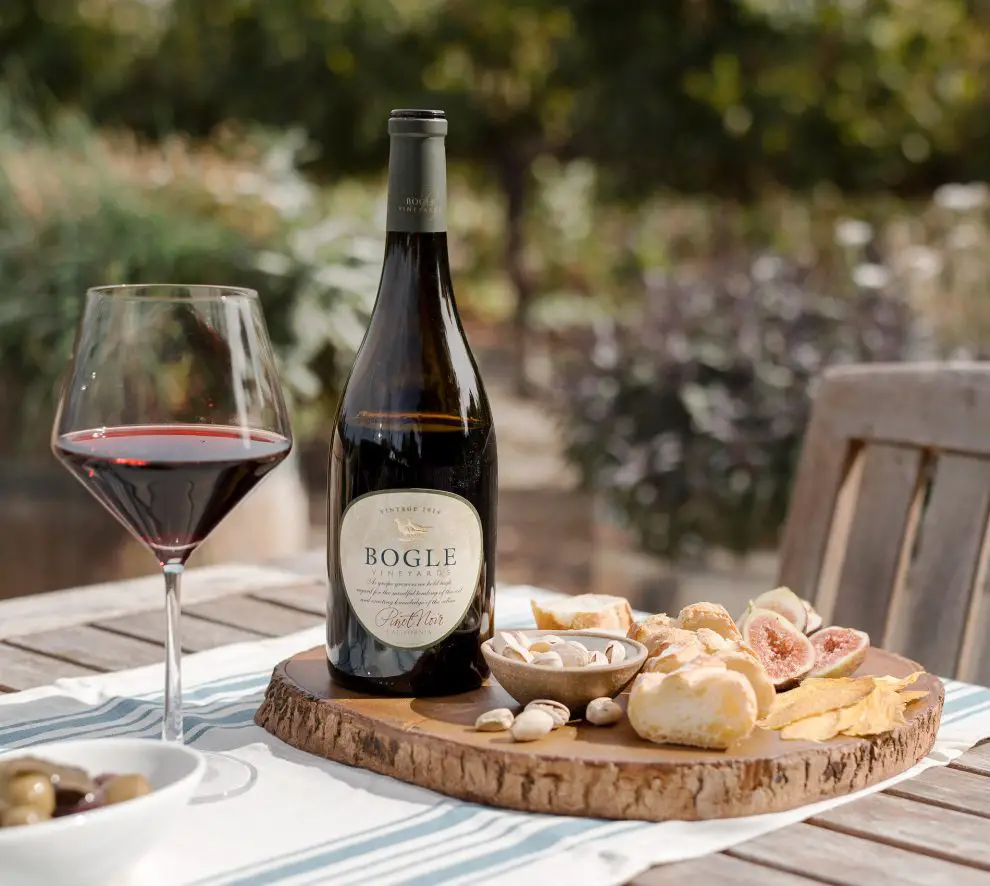 Vino Pinot Noir Elegancia con color a tinto ( Caracteristicas y