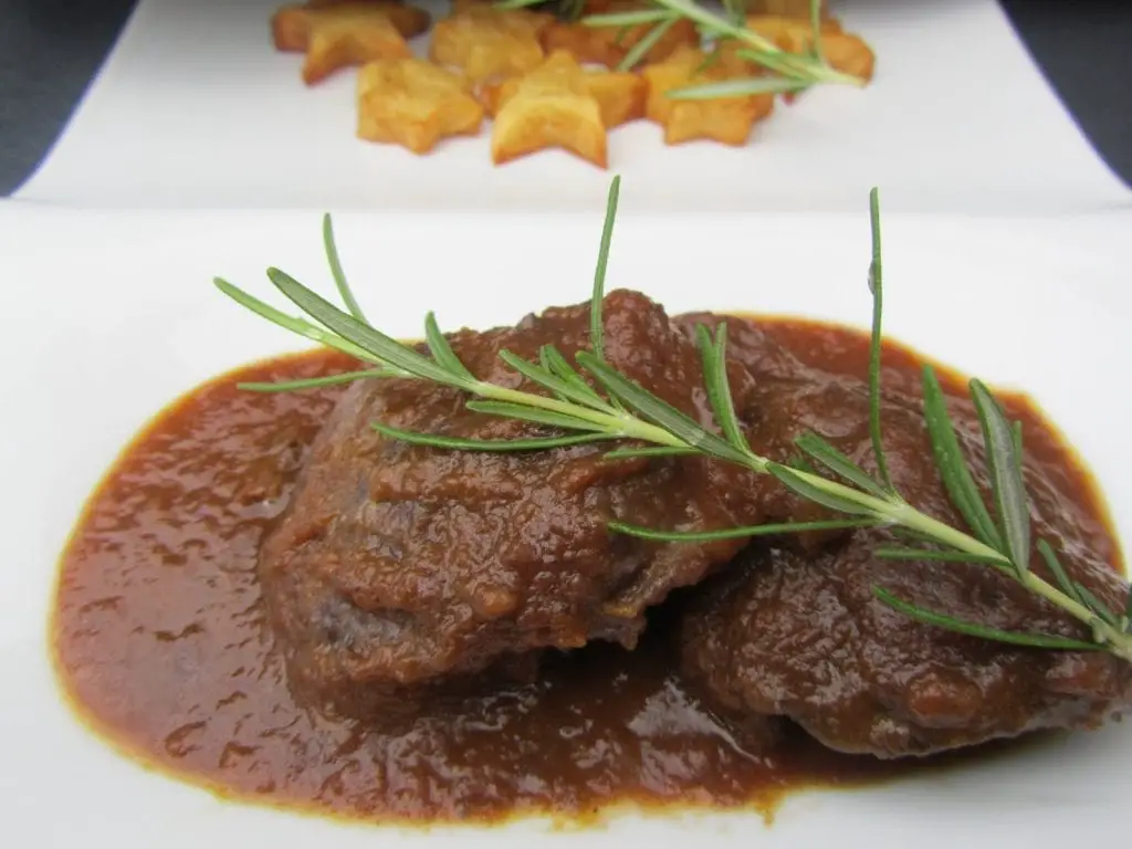 Carrilleras al vino tinto en olla rápida