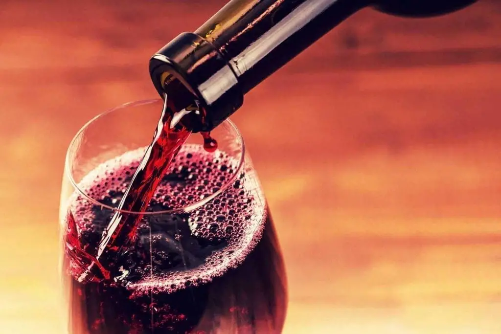 Beneficios de tomar vino tinto en ayunas