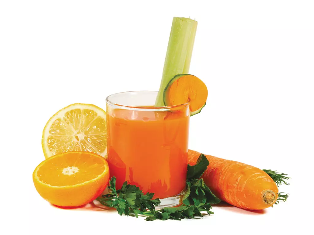 Сельдерей с апельсином. Сок из моркови и апельсина. Морковный сок на белом фоне. Стакан морковного сока. Смузи морковный на белом фоне.