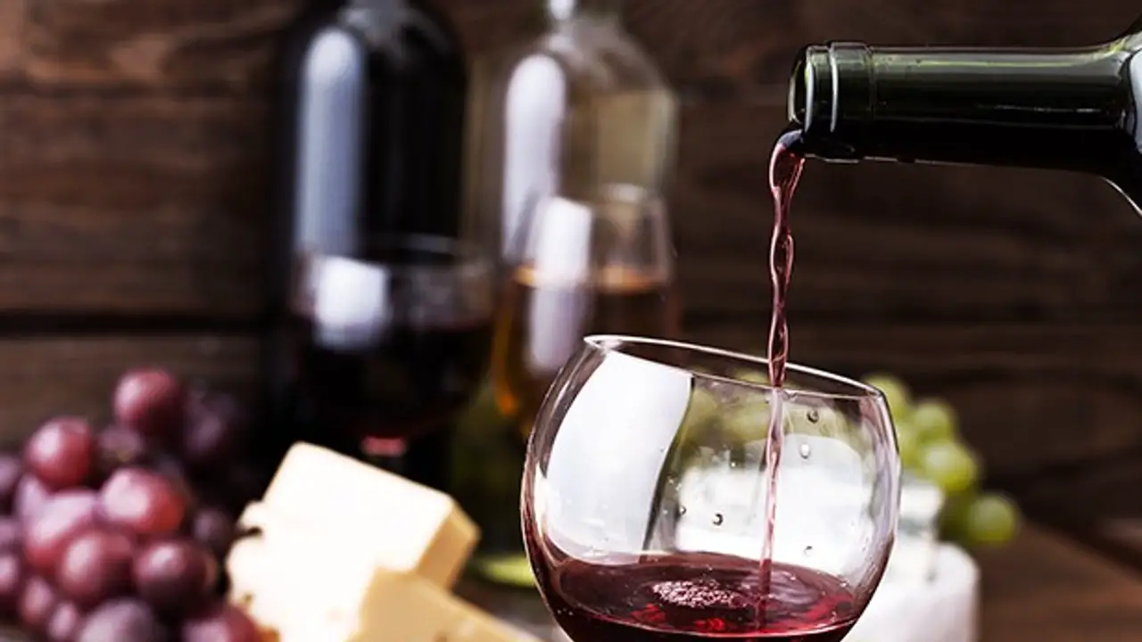 Почему после красного вина. Полезное красное вино. Полезные вещества в Красном вине. Открытая бутылка вина. Польза от вина.